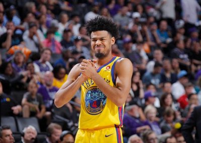 Lakers Cook examine l'ancien joueur des Cavaliers James